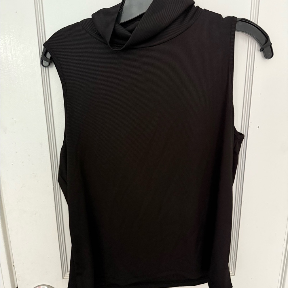 Chic Black Sleeveless Muscle Tee